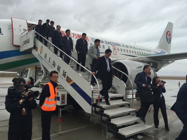 乘客走下首航航班