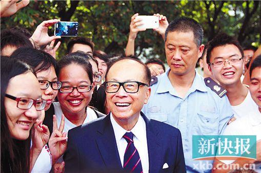 ■昨日,李嘉诚在汕大校园和毕业生合影。通讯员郑晓君供图