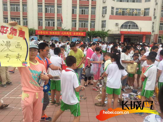 沧州市新华小学举办图书义卖漂流购活动|学生