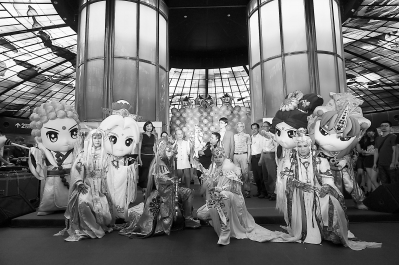 霹雳布袋戏团在高雄表演。