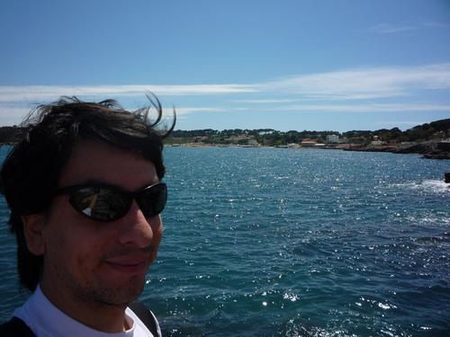 如果你在法国的Garoupe海滩拍了这么一张自拍，你就麻烦了。（图片来源：外媒）