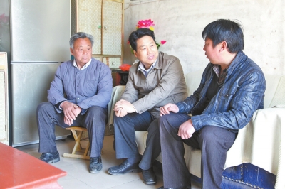 睢县县委书记吉建军(中)在走访群众(资料图片)