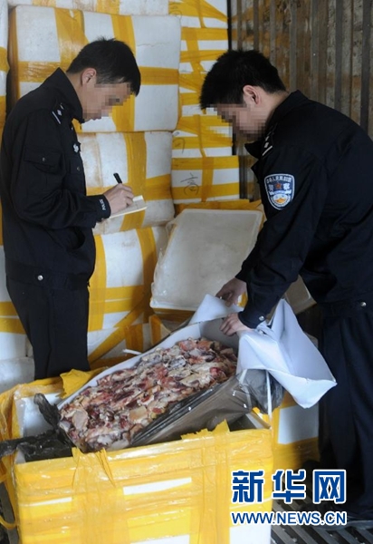 广西缉私警察查获走私冻品（3月9日摄）。新华社发