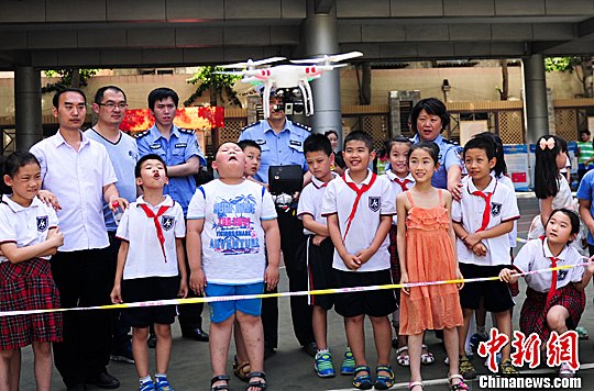 小学生体验无人机监控|视频|无人机_凤凰资讯
