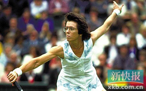 ■英国媒体给比利·简·金的评价是最聪明的网球运动员却长着一副书呆子脸。同时,她的时尚感也不错,这一套刺绣白裙曾在温网收获不少好评。