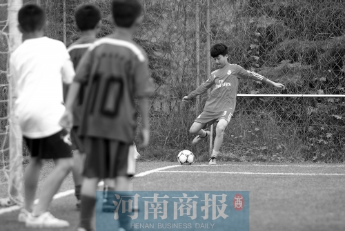 小朋友在商报足球培训班收获多|球员|足球