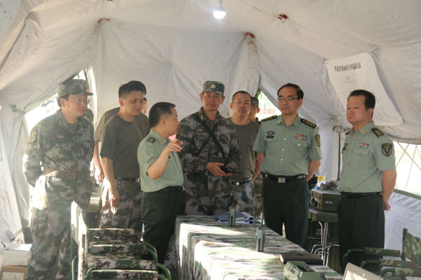 院领导聆听情况介绍