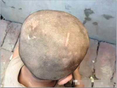 　　近日，有关河南濮阳清丰县车子营村的小男孩洪波的组图引起网友关注。在图片中，7岁的小洪波和猪一起待在泔水车上，身上与车厢内满是污泥。