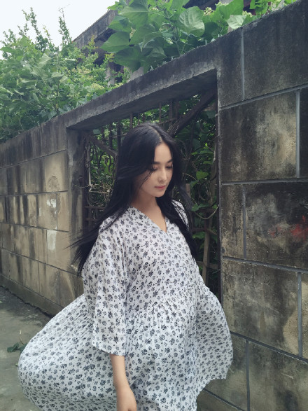 张馨予自称我想我会一直孤单显无奈(图)|微博