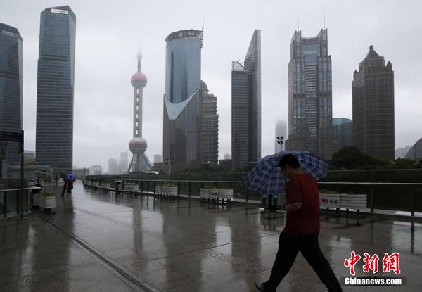 上海受台风灿鸿影响 百层观光厅临时谢客(图