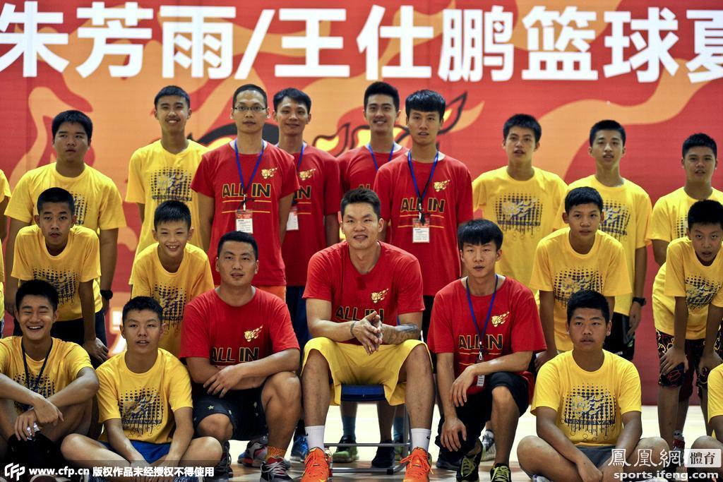 朱芳雨出席篮球训练营活动 亲自指导小球员投