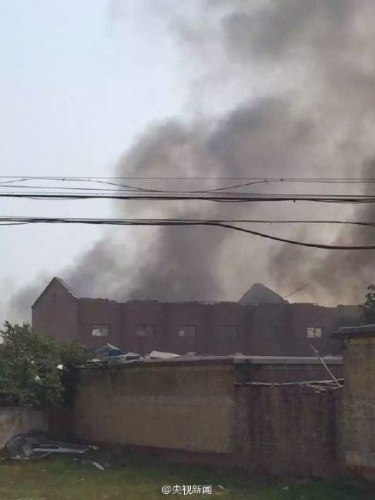 现场浓烟滚滚，厂房整个屋顶被炸飞。（央视新闻）