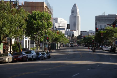 洛杉矶中国城行人交通事故多发 走人行道相对