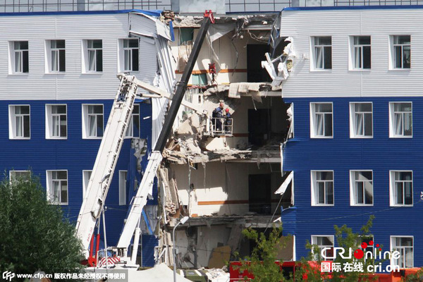 　　当地时间2015年7月13日，俄罗斯鄂木斯克，俄罗斯第242空降部队训练中心的一幢营房12日晚坍塌，导致至少23名士兵死亡。图片来源：rna/CFP