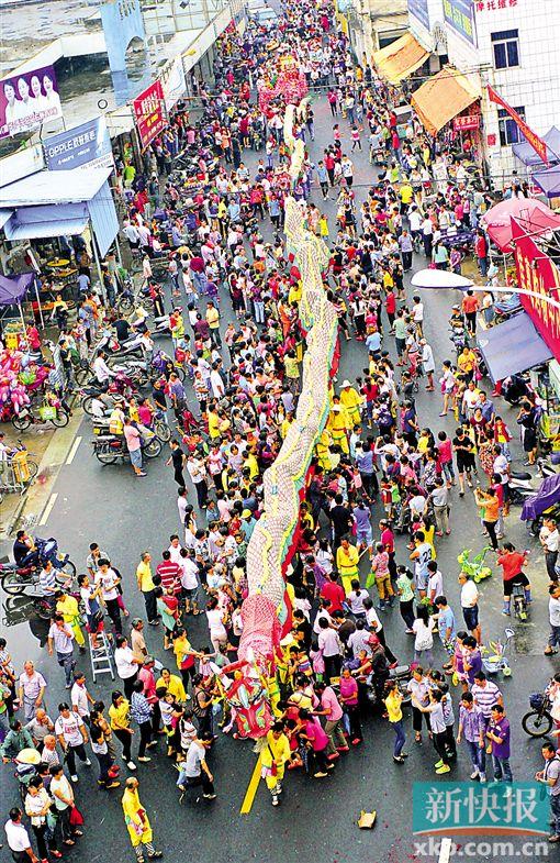 ■四月八壮观的舞龙队伍。(资料图)
