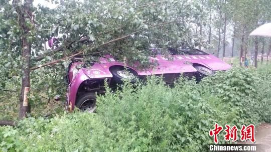 事故现场。 赵伟鹏 摄