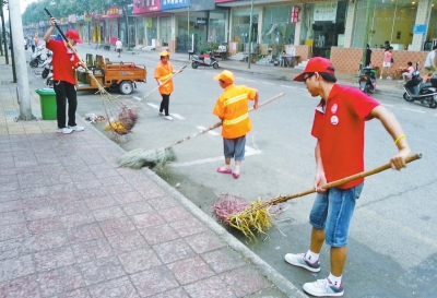 12名大学生上街当环卫工 发倡议别随手乱扔
