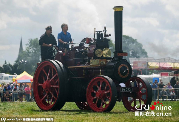 当地时间2015年7月18日,英国马沙姆举办第50届马沙姆蒸汽机集会。超过40架蒸汽动力引擎、30架微型蒸汽发动机、商用车、古董和经典汽车、拖拉机等参加展会,吸引数百民众观看。图片来源:CFP