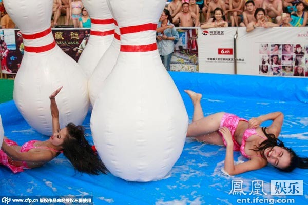 <em>网络美女</em>主播现身音乐会 穿比基尼上演<em>人体</em>保