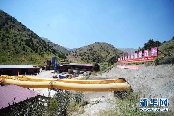 7月14日,工人们在乌兹别克斯坦安革连至琶布铁路隧道紧张工作。(新华网记者 沙达提 摄)
