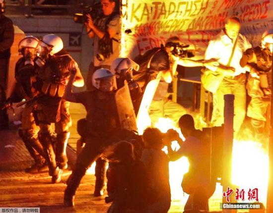 希腊银行重开但仍限制取款 每周最高取420欧元