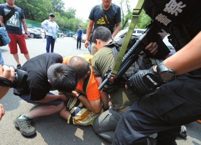 北京：团伙在颐和园敲诈黑导游 被抓时喊“警察打人”