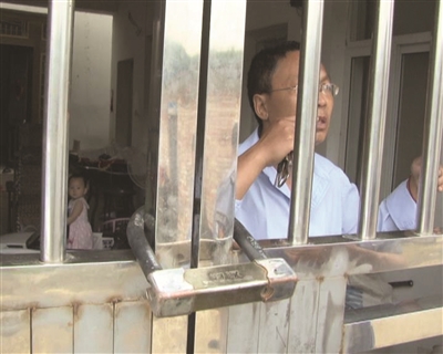 南京：住户大门莫名被防盗锁锁住 警察花1小才打开