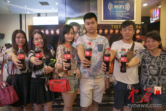 粉丝与煎饼侠专属台词瓶合影照片