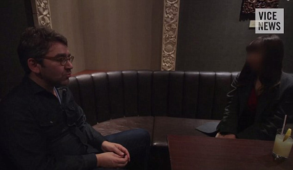 西蒙·奥斯妥耶夫斯基（左）与一名匿名女子对话，后者透露自己少女时期就参加“散步约会”，并且在未成年时就开始从事性交易（网页截图）