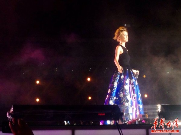 孙燕姿压轴上场，引起粉丝尖叫。