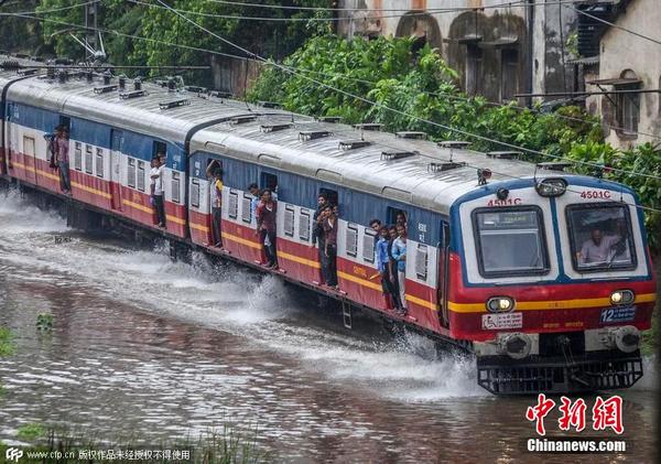 印度孟买暴雨 铁轨被淹火车在水面穿行