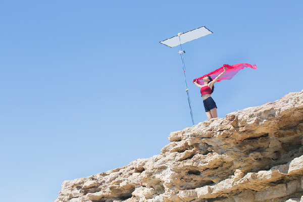 绫濑遥为某化妆品牌拍摄的新广告（网页截图）