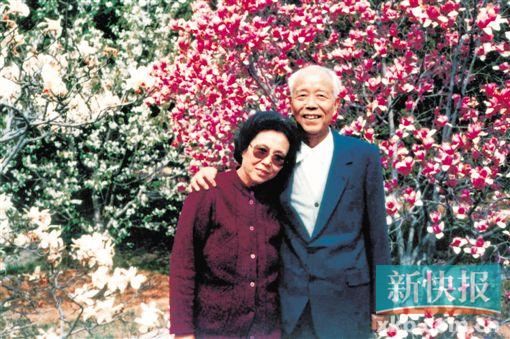 ■万里同志和夫人边涛在中南海合影。新华社发
