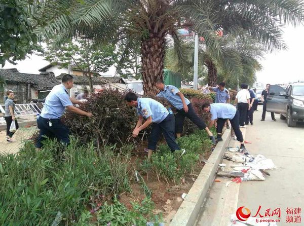 党员干部上街义务清理灾后垃圾。黄水林摄