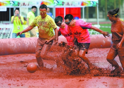 踢泥浆足球 享健身快乐|球衣|传球