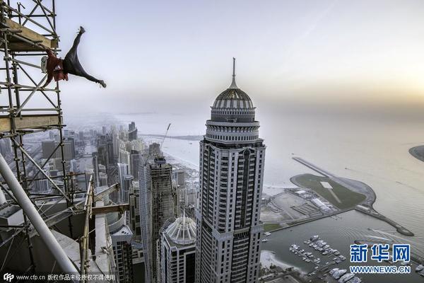 　　当地时间2015年7月17日，迪拜，马来西亚极限挑战者Keow Wee Loong与两位朋友攀爬上未完工的世界最高居民楼Marina 101，从425米的高空俯瞰城市。（图片来源：CFP)