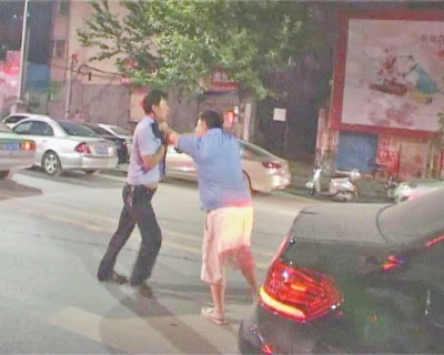 郑州一男子酒后驾车追尾 发飙用英语骂交警(图