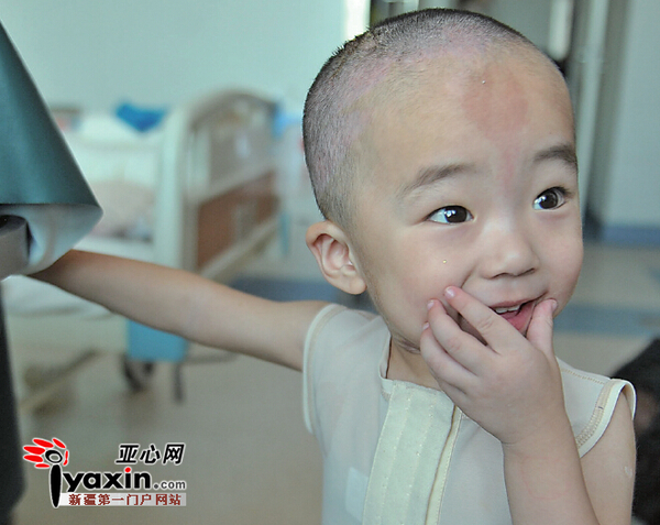 昨天，浩浩在病房玩耍。亚心网记者张已摄