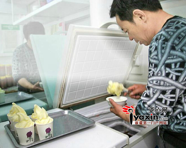 5月21日，郑永杰正在为食客们添加冰淇淋。亚心网记者李雄心摄