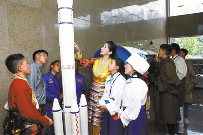 “长城润滑油·中国航天员体验营”科普公益活动于7月23日在北京航天城正式开营,40多名西藏那曲地区的青少年来到北京,体验航天员的训练。 图片由活动主办方提供