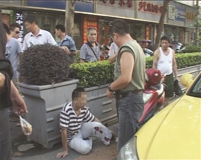 南京：出租车快车道下客 致车门被电动车所撞(图)
