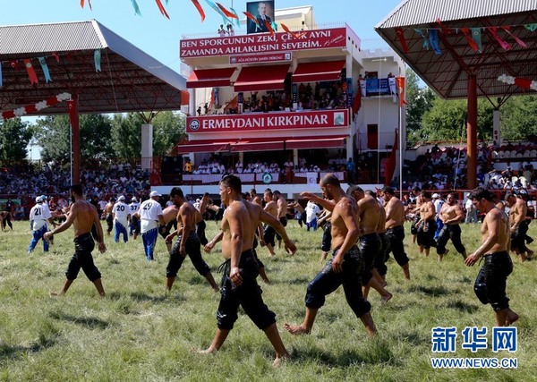 选手们举行传统仪式，向观众和裁判致意。新华社记者 邹乐摄