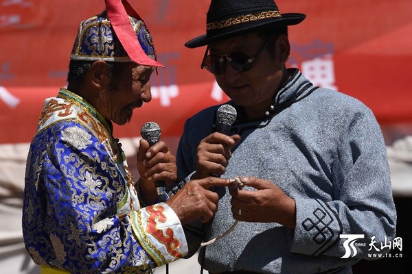 2015年7月27日上午，民间艺人在表演节目。