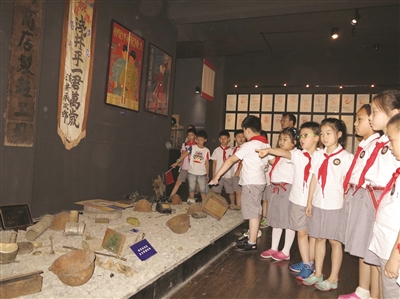 小学生参观民间 抗日战争博物馆