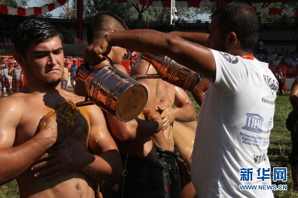 赛前浇橄榄油。新华网记者 郑金发摄
