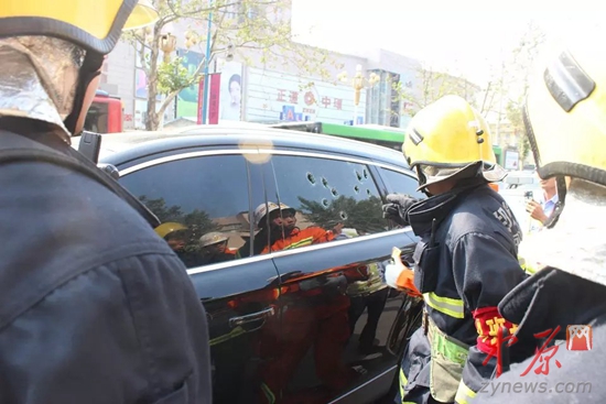 消防官兵正在现场敲车窗玻璃