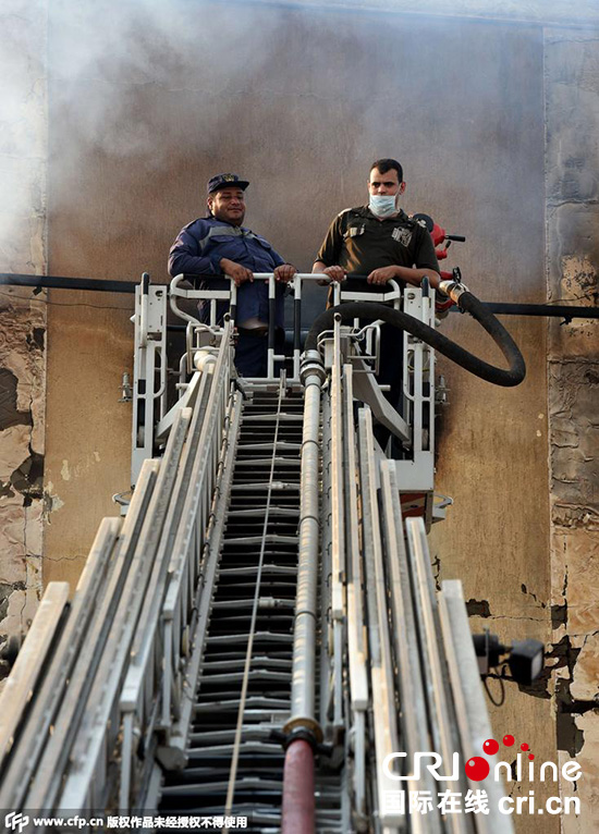 　　据法新社报道，埃及安全部门官员于当地时间28日称，当天，开罗北部的一个家具厂突然发生爆炸，并引起火灾，造成至少19名人员身亡，另有22人有不同程度烧伤或因吸入有害烟尘送医治疗。 图片来源:CFP