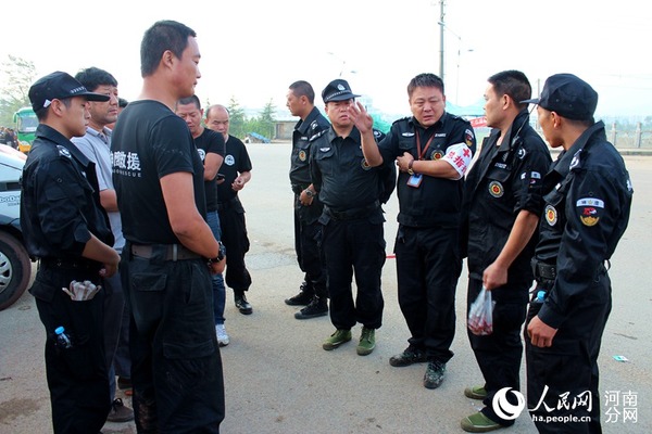 在云南普洱受灾现场，神鹰救援队统一部署救援任务。