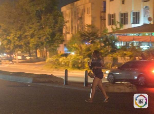 　　图为一位身着超短裙的性工作者走在街上。