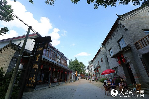 郝堂村貌，几名村民在家门口聊天